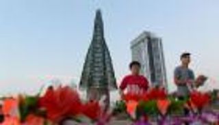 بالصور.. أطول شجرة عيد ميلاد في العالم