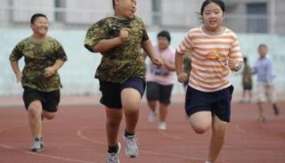 أطفال يجرون في مخيم صيفي في الصين