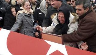 أتراك يشيعون ضحايا أحد هجمات داعش