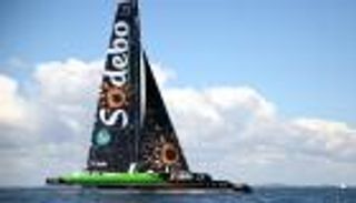 فرنسي يطوف العالم بمركب شراعي ويسجل رقما قياسيا