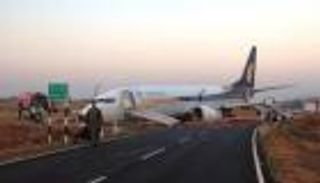 بالصور.. 15 جريحا في خروج طائرة هندية عن المدرج قبل إقلاعها