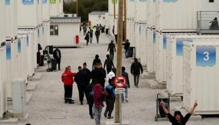 مهاجرون داخل مخيم كاليه الذي تم تفكيكه