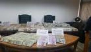 بالصور.. 150 مليون جنيه في منزل مسؤول مصري "متهم بالرشوة"