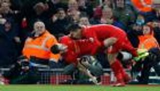 ثنائي ليفربول يحتفلان بهدف على طريقة المصارعة