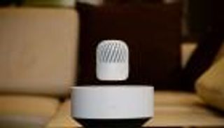 بالصور.. LG تطرح سماعة "بلوتوث" تحلق في الهواء