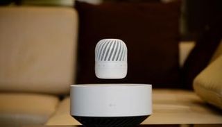 تتميز السماعة بتصميمها الجذاب