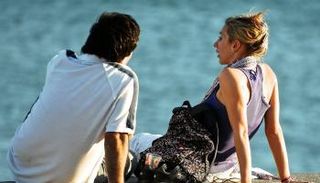 إخفاء المشاعر يبعد الناس عنك