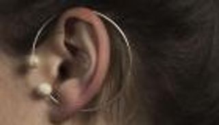 بالصور.. هولندية تصنع المجوهرات من أسنان البشر