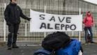 بالصور.. مسيرة بالرايات البيضاء من برلين إلى حلب السورية