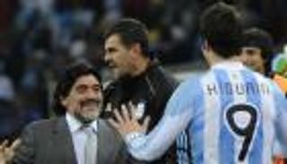 مارادونا ينتقد هيجواين ورئيس نابولي 