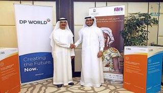 سلطان أحمد بن سليم (يسارا)