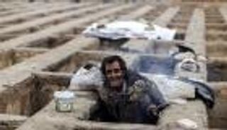 بالصور.. إيرانيون يسكنون القبور بسبب الفقر