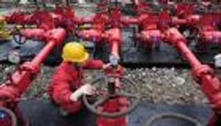 بالصور.. السيطرة على حريق هائل في أنابيب غاز بالصين