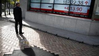 شاشة تعرض تغير مؤشر نيكي في طوكيو