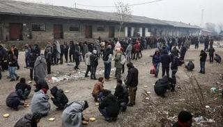 مهاجرون ينتظرون طعاما مجانيا في بلجراد