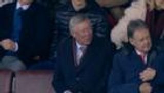 فيرجسون يحتفل بعيد ميلاده في "أولد ترافورد"