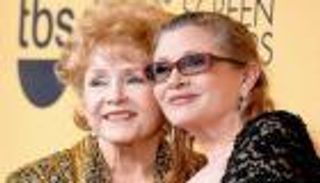 دفن ديبي رينولدز وابنتها كاري فيشر بجوار بعضهما