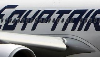 طائرة تابعة لشركة مصر للطيران في مطار القاهرة - رويترز