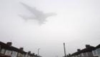 لندن.. الضباب يغلق الأجواء والإضراب يوقف الطيران