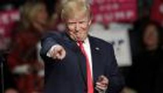 ترامب يهنئ "أعداءه الكثيرين" بالعام الجديد!