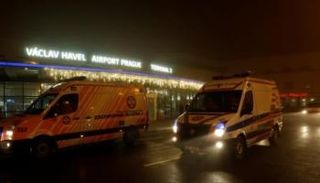 سيارات إسعاف تصل مطار براغ بعد هبوط الطائرة البولندية
