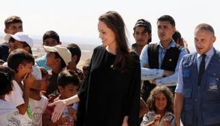 أنجلينا جولي تزور اللاجئين