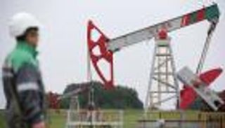 الحفارات الأمريكية تقود النفط إلى التراجع 1,5%