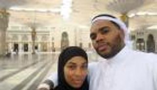 بالفيديو.. بكاء مغني أمريكي أثناء تقبيله الحجر الأسود يغزو "السوشيال ميديا"