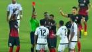 حكم السوبر الإماراتي يرتكب خطأً وينقذ نفسه من كارثة