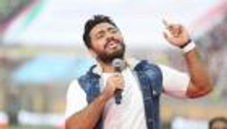 تامر حسني للإماراتيين بلقاء السوبر: نورتم بلدكم الثاني