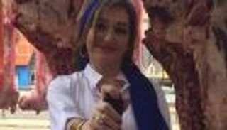 بالصور.. مذيعة مصرية تعمل "جزارة" في العيد