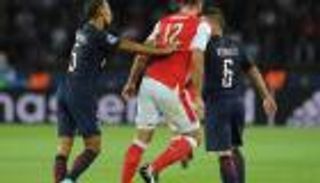 مهاجم أرسنال ينتقد الحكم بعد طرده أمام سان جيرمان