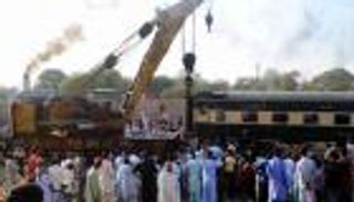 4 قتلى و100 جريح في تصادم بين قطارين في باكستان 