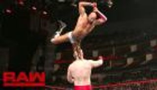 سيزارو يحقق أول انتصار في سلسلة نزالاته مع شيموس بنتيجة 1-3