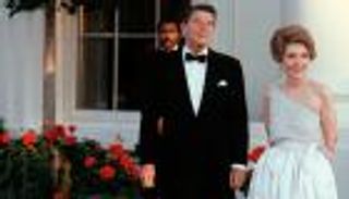 قلادة ألماس وحذاء "كاوبوي".. خاذنة ذكريات ريجان بمزاد أمريكي