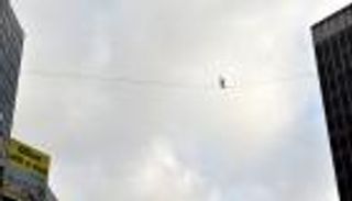 بالصور.. مغامر يسير على حبل بين مبنيين في بروكسل