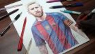 فنان يخلد "موضة" ميسي برسمة خيالية