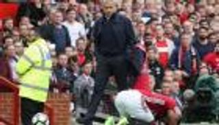 لاعب اليونايتد ينسى هزيمة فريقه بصحبة مشجعة