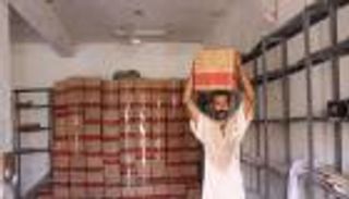 الإمارات توزّع آلاف السلال الغذائية في مدينة المحفد اليمنية