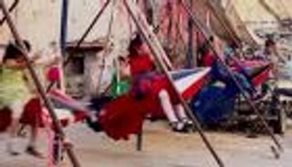 أراجيح أطفال دوما السورية من مخلفات الصواريخ