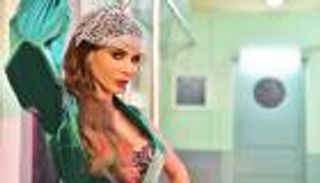 بالصور.."مافيش رجّالة".. نيللي مقدسي تنتصر للمرأة بكليب جديد