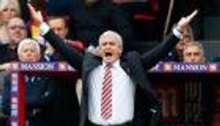 تغريم مدرب ستوك سيتي بسبب سوء السلوك