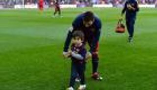 أبناء ميسي وسواريز وبيكيه يخوضون المران الأول في مدرسة البرسا