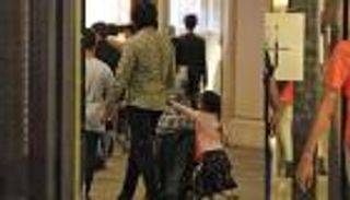 بالصور.. أطفال يستهدفون الأثرياء في لندن