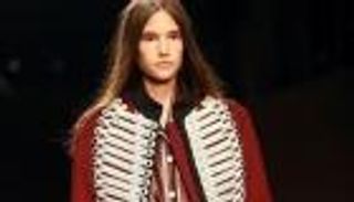 الأزياء في"أسبوع لندن ".. أشكال هندسية وإحساس الثمانينيات