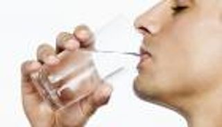 شرب الماء بانتظام يقي من الإرهاق وفقدان الذاكرة