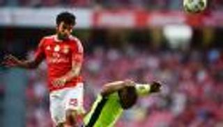 بنفيكا يعتلي صدارة الدوري البرتغالي بثلاثية في براجا