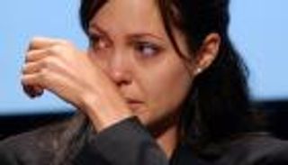 إنفوجراف: أنجلينا جولي.. كاتبة وسفيرة النوايا الحسنة