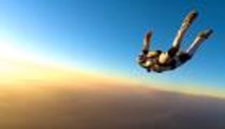 مغامر يفقد وعيه بعد القفز من طائرة