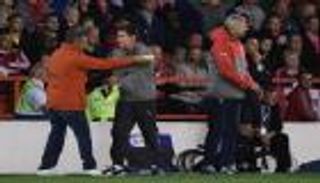 مشجع يفشل في إيصال "برجر" إلى فينجر